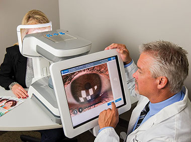 Utilisation de l’Interféromètre de la surface oculaire LipiView® II pour mesurer l’épaisseur de la couche lipidique chez un patient